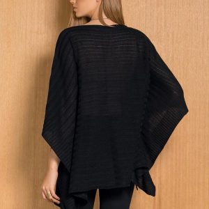 Alternative view of Poncho de Tricô Preto